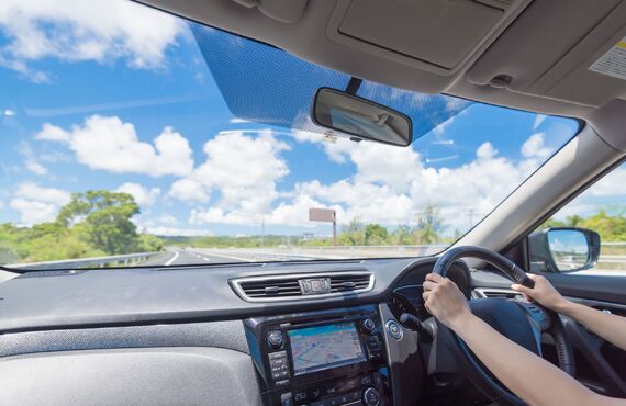 飛び石などで傷ついたフロントガラスを交換 | 大田区の自動車ガラスなら熟練の株式会社帆苅自動車硝子